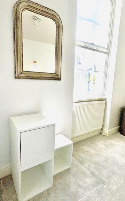Quiet Beautiful 4 Person Camden Flat W Kitchen Londra
